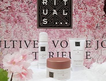 Rituals coffret voyage Sakura, comprend une mousse de douche, un gommage et un lait corps aux notes florales de fleur de cerisier.