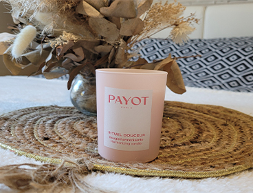 Composée de cire 100% végétale., la Bougie Harmonisante de Payot diffuse un parfum doux et relaxant.